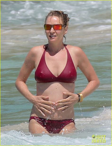 Uma Thurman Splashes Around In Her Bikini At The Beach Photo 3331103