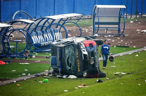 Indonesia Strage Allo Stadio Di Malang Almeno Morti Nella Calca