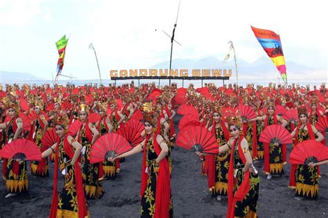 festival gandrung sewu 2018 hadirkan 1000 patung penari