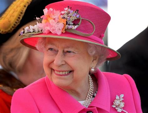 Londres, 21 de abril de 1926) es la actual monarca británica y, por tanto, soberana de dieciséis estados independientes constituidos en reino y que forman parte de la mancomunidad de naciones: REINA ISABEL II BUSCA LAVAPLATOS - 100% Noticias
