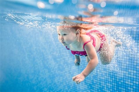 Bebé Niña Nadando Bajo El Agua En Una Piscina Para Niños Buceo Bebé Aprender A Nadar A Un