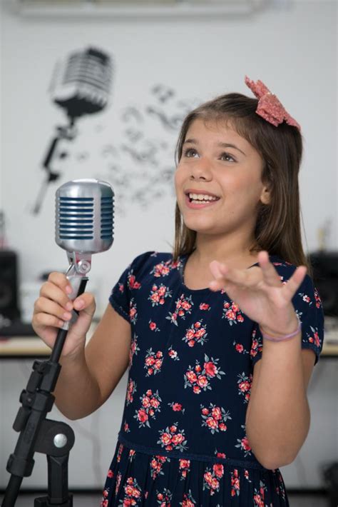 Menina De 9 Anos Anima O Carnaval De Fortaleza Cantando Raul Seixas