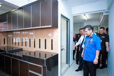 Sebelum ini beliau pernah berkhidmat sebagai ketua setiausaha negara iaitu jawatan tertinggi dalam pentadbiran awam malaysia, ketua pengarah jabatan perkhidmatan awam, ketua setiausaha kementerian dalam negeri, ketua setiausaha kementerian perdagangan dalam negeri dan hal. LAWATAN KE TAPAK PROJEK MENAIKTARAF KUARTERS KAKITANGAN ...