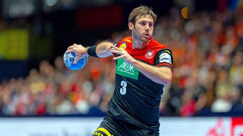 Handball ist eine sportart, bei der zwei mannschaften mit je sieben spielern (sechs feldspieler und ein torwart) gegeneinander spielen. Handball-EM: Nationalspieler Uwe Gensheimer in der Krise ...