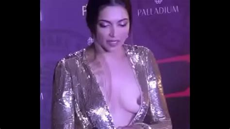 Bollywood Actress Deepika Padukone Nip Slip