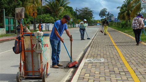 Loable Labor De Limpieza Embellece Aún Más Las Calles Del Periférico