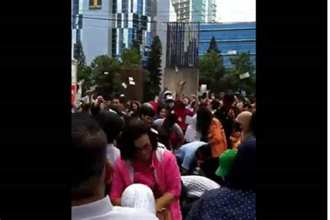 Kejadian ini penting karena menyangkut keluarga saya sendiri. Hujan Uang di Kuningan, Ini Kata Bos Aplikasi 17 Live ...