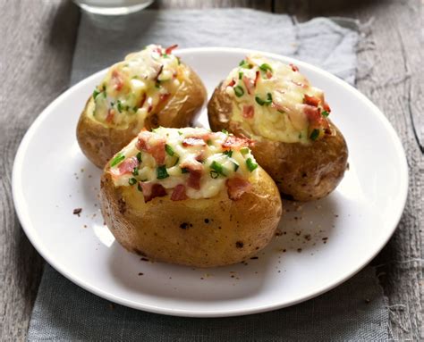 Baked potatoes are a versatile and nutritious food and are simple to cook. Note Down the Oven Temperature for Perfectly Baked ...