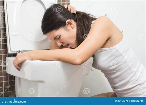 Mujer Que Vomita En La Taza Del Inodoro Imagen De Archivo Imagen De