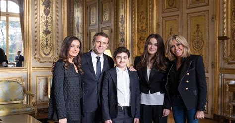 مقامات الحريري، نظمها محمد الحريري وقام برسم حكايتها يحيى بن محمود الواسطي وتدور حول قال الحريري: بالصورة: الحريري يشكر ماكرون لاستقباله زوجته و ولديه | جنوبية