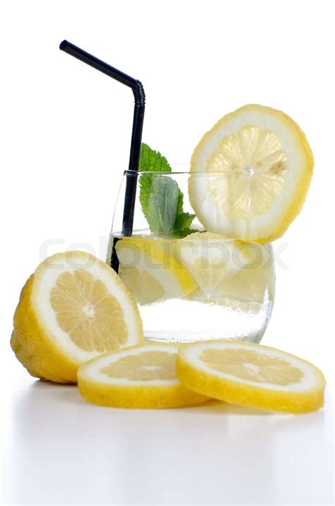 Glas Frisk Kølig Drink Med Lime Frugt Isoleret På Hvid Baggrund Stock