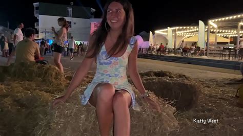 Shameless Girl Took Off Her Panties In Public Xvideos Com