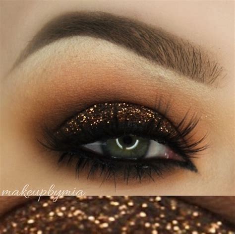 Glittery Makeup Looks For The Holidays