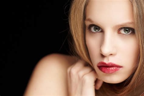 Retrato de mulher loira com lábios vermelhos isolados no fundo preto Foto Grátis