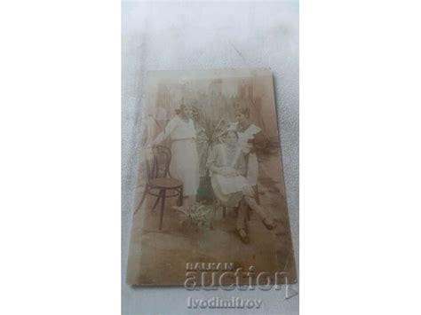 Снимка Татаръ Пазарджикъ Три млади момичета в двора 1918 Стари снимки Изделия от хартия