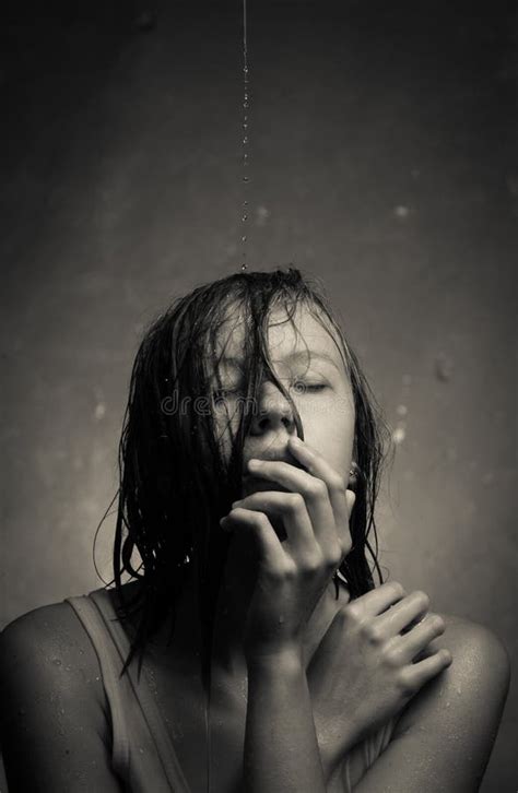 Retrato Da Face De Uma Menina Que Volume De água Imagem De Stock Imagem De Cara Pureza 29026603