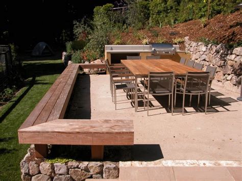 Gorgeous Modern Outdoor Entertaining Area Using Decomposed Granite As