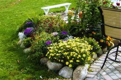 Caryopteris in primo piano (più bassi) con alle spalle hydrangea. aiuola fiorita - Guida Giardino