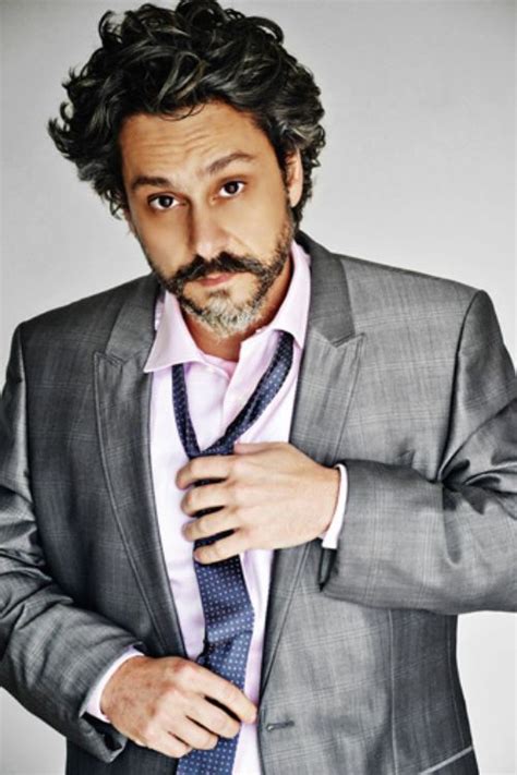 A primeira novela de destaque na rede globo foi a favorita. Alexandre Nero