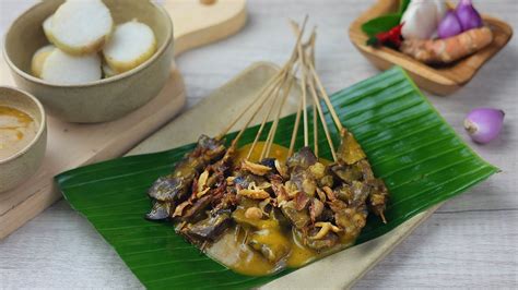 Selain bahan dasar daging, rendang menggunakan santan kelapa (karambia), dan campuran dari berbagai bumbu khas yang dihaluskan di antaranya cabai (lado), serai, lengkuas, kunyit, jahe, bawang putih, bawang merah dan aneka bumbu lainnya yang biasanya disebut sebagai pemasak. Resep Kuah Sate Padang Panjang Yang Pastinya Tak Terkalahkan