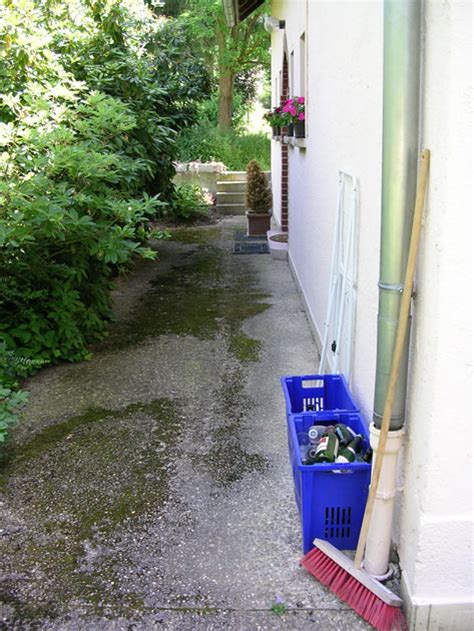Jahrelang war eine wand aus expressionistisch geformten betonsteinen unter wuchernden hecken und sträuchern verborgen geblieben. Winkler - Kreative Gärten: Landschaftsbau, Gartenbau - Ihr ...