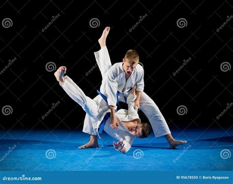 lutadores das artes marciais dos meninos foto de stock imagem de tradicional jogar 95678550