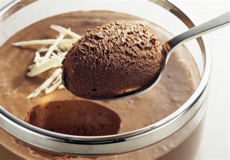 Velvety smooth chocolate mousse makes a deliciously sophisticated dinner party dessert. Mousse de Chocolate - Receita de Mousse de Chocolate Low Carb