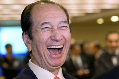 Ho , macau kumar endüstrisinde 75 yıldır elinde tuttuğu , hükümetin verdiği tekeli yansıtan, çeşitli adlarla godfather ve king of gambling olarak adlandırılmıştı. Stanley Ho's Nephew Turns to New STDM Shareholder Alliance ...