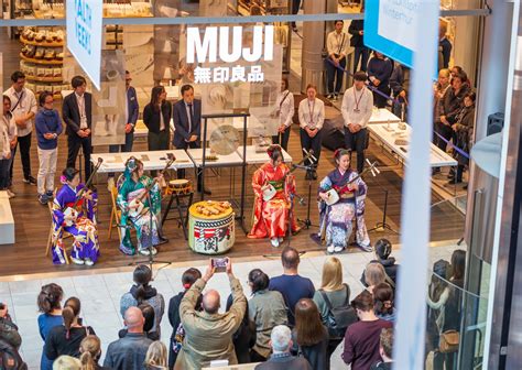 Legen sie die maske in eine kleine schüssel und benetzen sie sie mit gesichtwasser oder. Muji: Pop-up-Store in Zürich - News : distribution (#1087022)