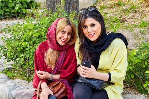 Photo Libre De Droit De Deux Jeunes Filles Iraniennes En Hijab Dans Le