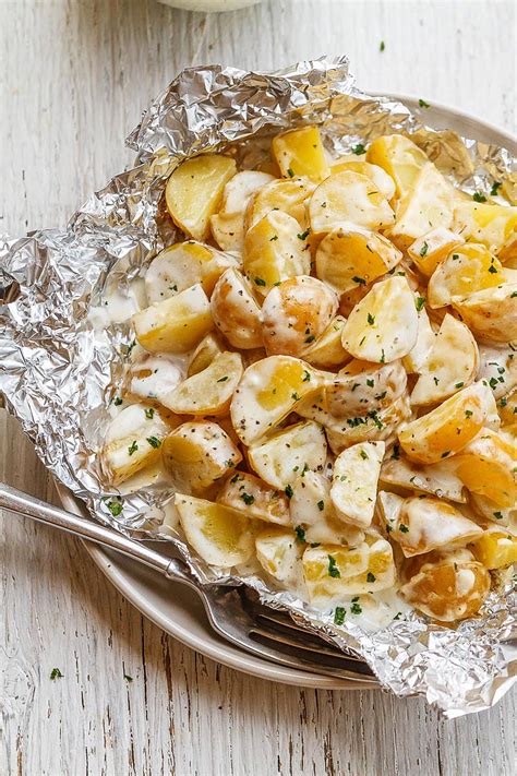 It's quick and easy and they are delicious. Parmesan Ranch Potatoes in Foil Packets Recipe — Eatwell101