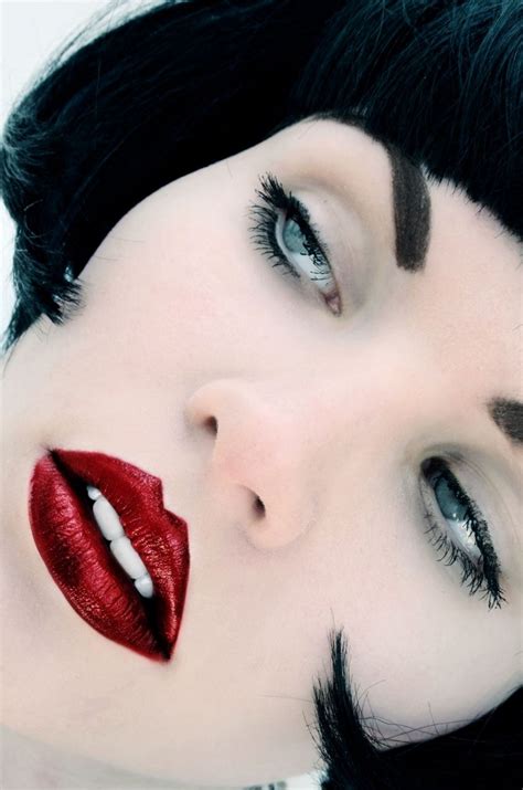 Pinup Beauty Such A Classic Look The Lip Shade Is Gorgeous Make Up My Mind Pinterest
