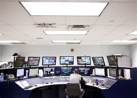 FedEx Follows Amazon Into the Robotic Future - The New York Times