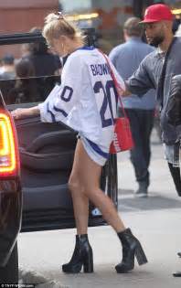 Hailey Baldwin Shows Off Legs In Daisy Dukes In New York Daily Mail