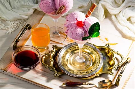 Una Mesa Con Un Plato De Helado Y Una Copa De Vino Tinto Foto Premium