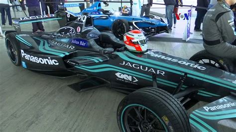 El piloto británico consigue la 'pole' número 100 de su carrera en el circuito de cataluña. Autos de carrera Formula 1 eléctricos - YouTube