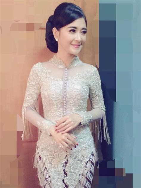 6 Pesona Uut Permatasari Saat Pakai Kebaya Anggun Dan Berkarisma