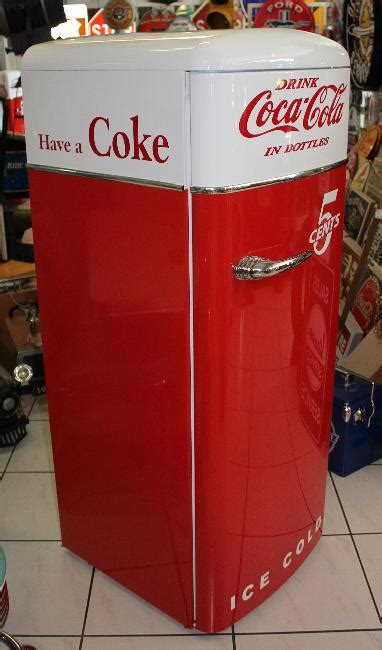 Mit seinem originalen design werden coca cola kühlschränke von einigen herstellern produziert. Coca Cola SIBIR Kühlschrank