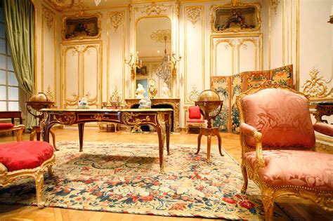Antiques are beautiful additions to any living room. 21 Living Rooms With Antique Furniture - Home Stratosphere