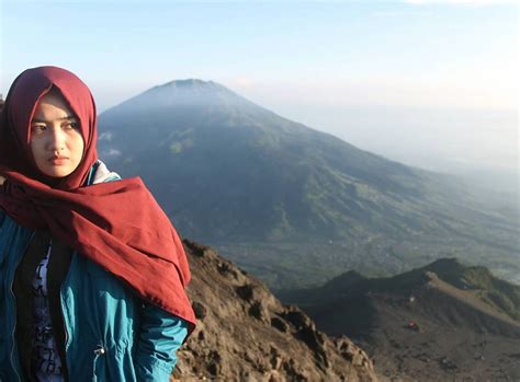 8 (ini nilai plus doi,sebelum exe selalu d suruh telungkup buat d pijit,dan krg lebih 1 jam d pijit depan belakang baru bersih2 dan siap2 utk exe) 5 Pendaki Cantik Indonesia Berhijab, Cantiknya Bikin Adem ...