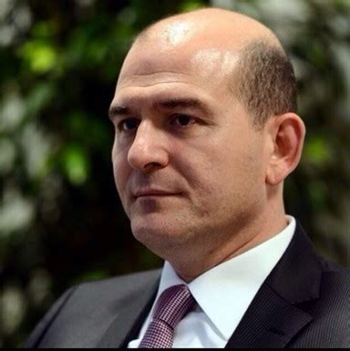 İlk ve orta okulu i̇stanbul gaziosmanpaşa'da tamamladıktan sonra lisede plevne lisesi'ne gitti ve sonrasında i̇stanbul. Süleyman Soylu Kimdir (Çalışma ve Sosyal Güvenlik Bakanı ...