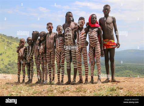 Junge Mursi Stamm Kinder Debub Omo Zone Äthiopien In Der Nähe Der