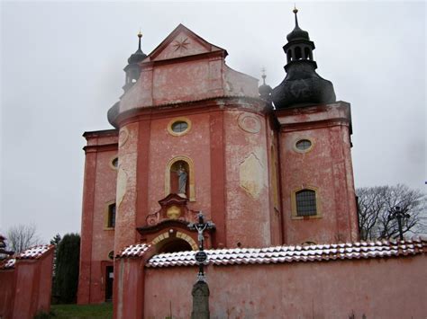 Ke kostelu přiléhá městská věž, která tvoří dominantu náměstí míru i celých domažlic. PamátkoPin.cz - Kostel Narození Panny Marie ve Strašíně ...