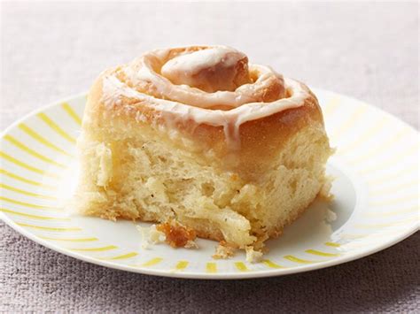 These cinnamon rolls from cooking light will satisfy any sweet tooth, and will only cost you 200 calories. How to Make Cinnamon Buns : Food Network | Recipes ...