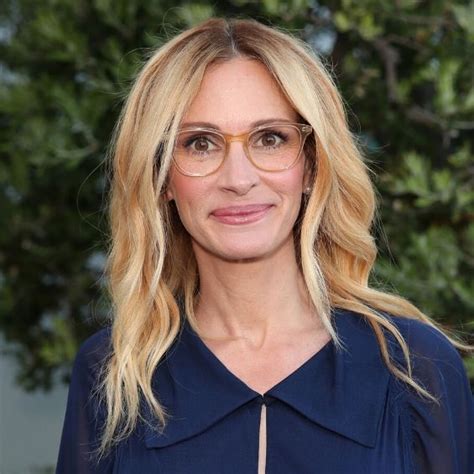 She was the highest paid actress all over the world during the 1990s with a whopping salary of $25 million for the film mona lisa smile. Las mejores películas de Julia Roberts -【1987-2021】
