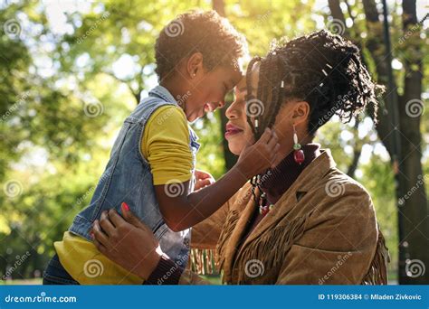 Madre Soltera Afroamericana En Parque Con Su Hija Foto De Archivo