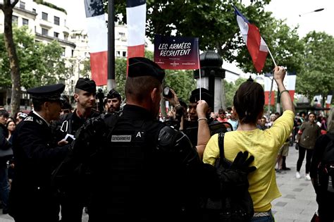 Emmanuel Macron Sifflé En Ouverture Du Défilé Du 14 Juillet