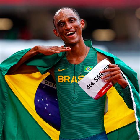 alison dos santos é o melhor do atletismo no prêmio brasil olímpico pelas inúmeras conquistas