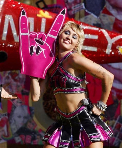 She also managed to sprinkle in a few of her own hits like the climb and wrecking ball. ¡Así fue el GRAN SHOW de Miley Cyrus en el Super Bowl 2021!