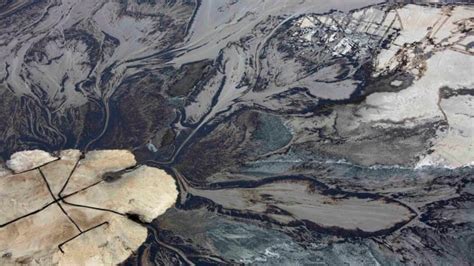 Environmental Watchdog Report Says Alberta Oilsands Tailings Ponds Are